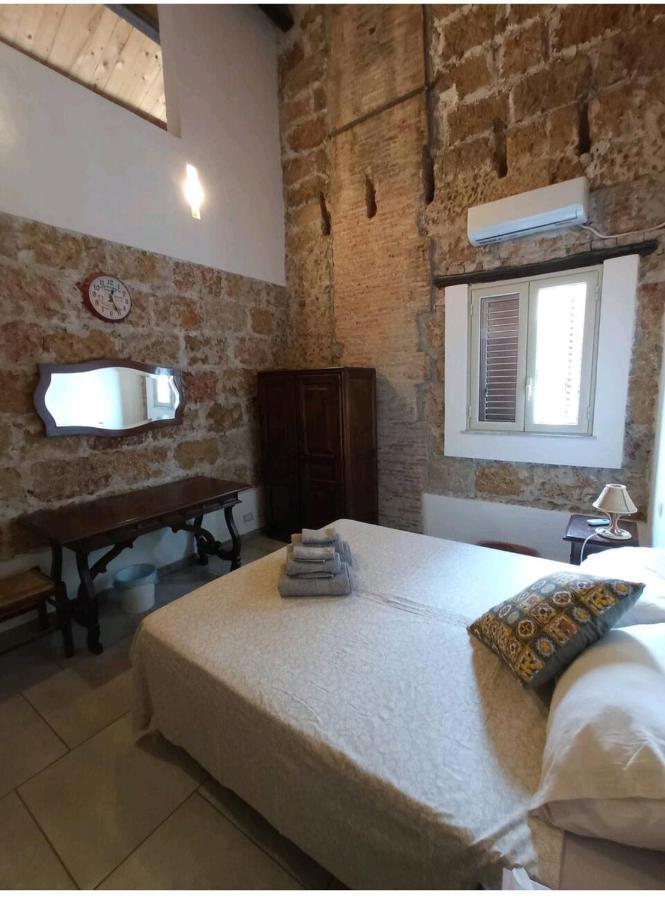 Zyz Apartments - sotto il Bastione dello Spasimo Palermo Esterno foto