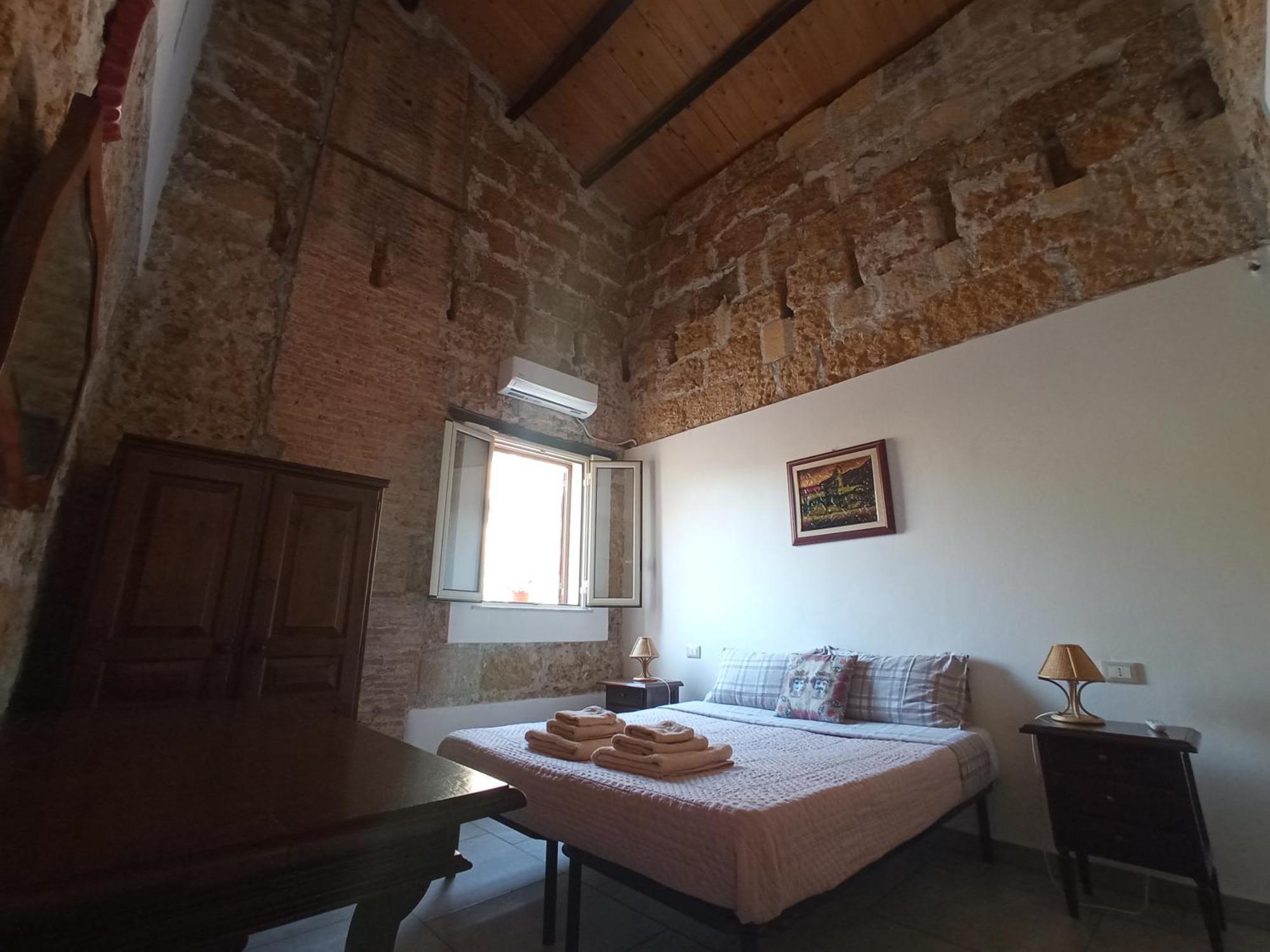 Zyz Apartments - sotto il Bastione dello Spasimo Palermo Esterno foto